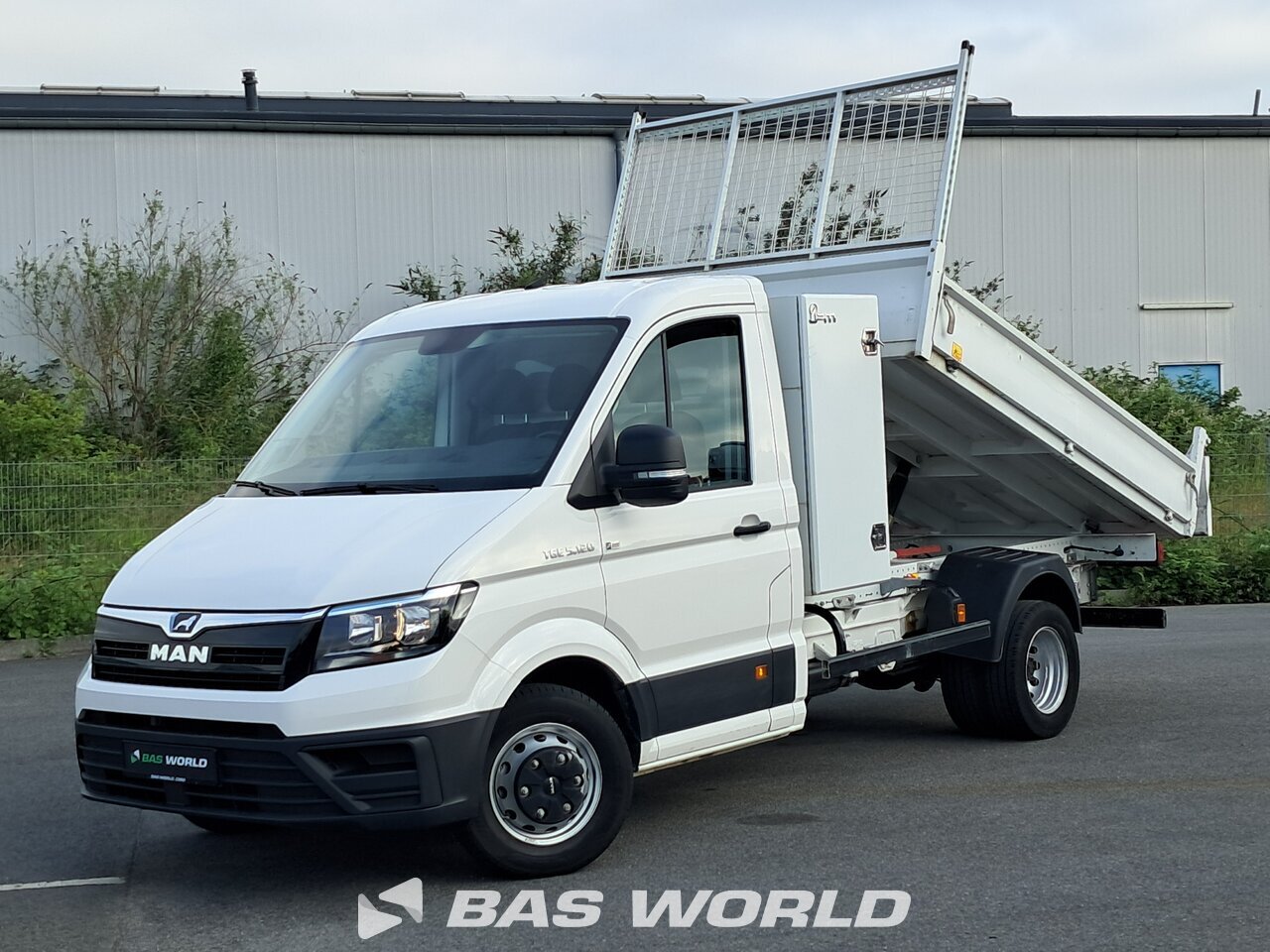 Front left : MAN TGE 5.120 Benne