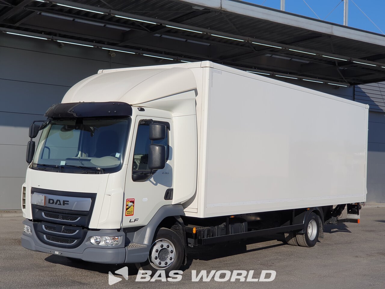 Front left : DAF LF 230 4X2 Saxas Carrosseries fourgons