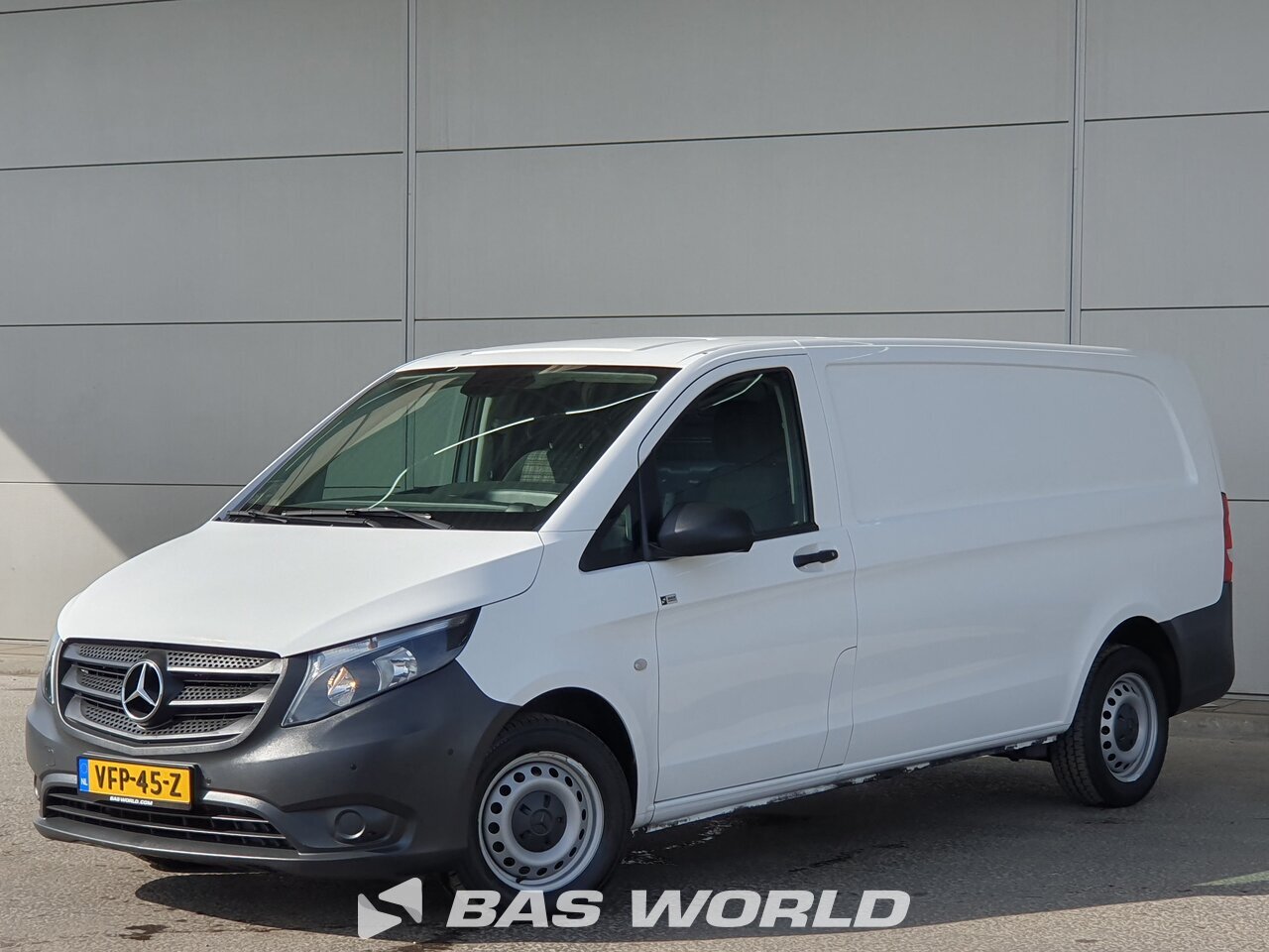 Front left : Mercedes Vito 110 Fourgons utilitaires