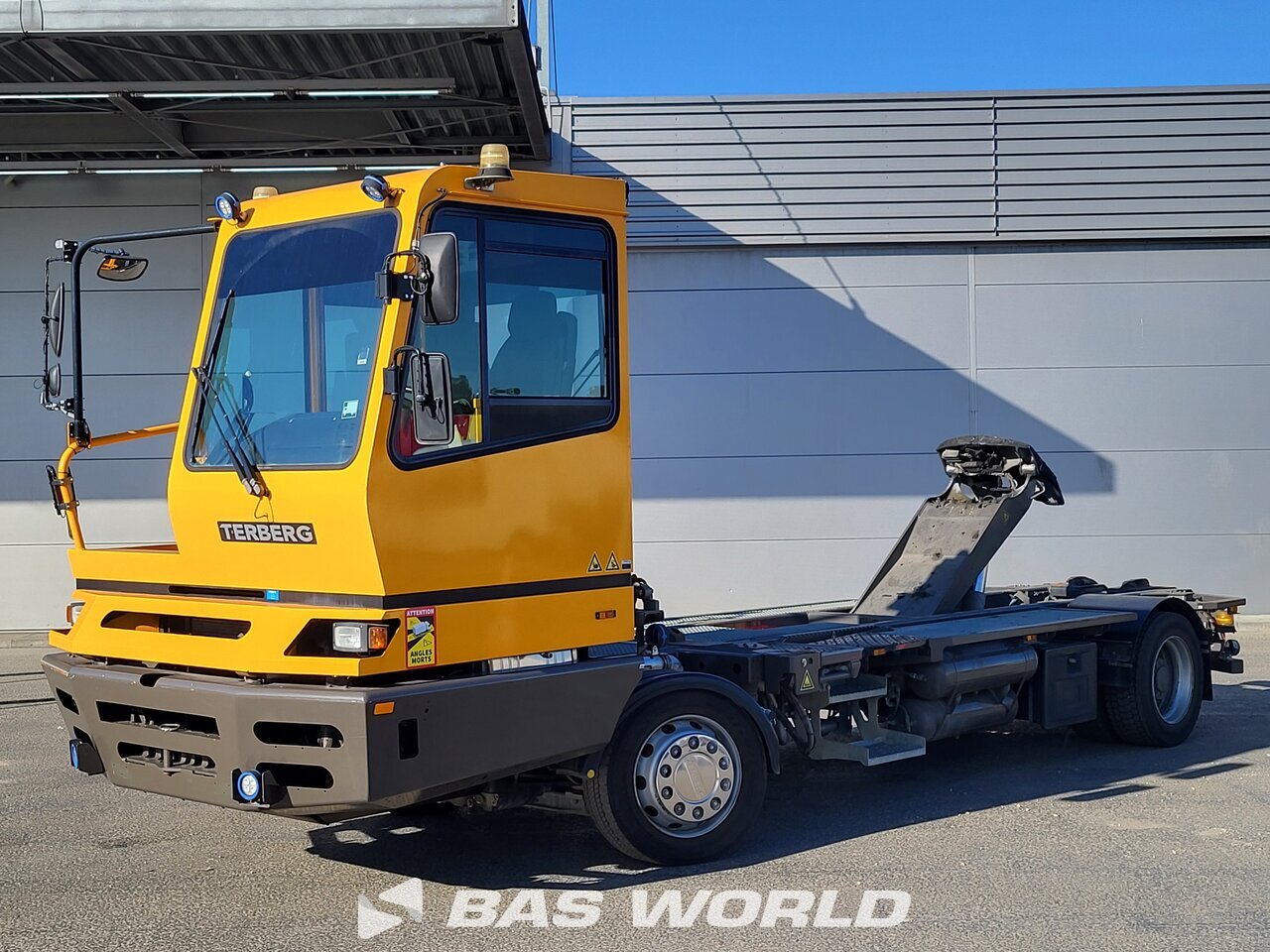Front left : Terberg 4X2 Tracteur routier