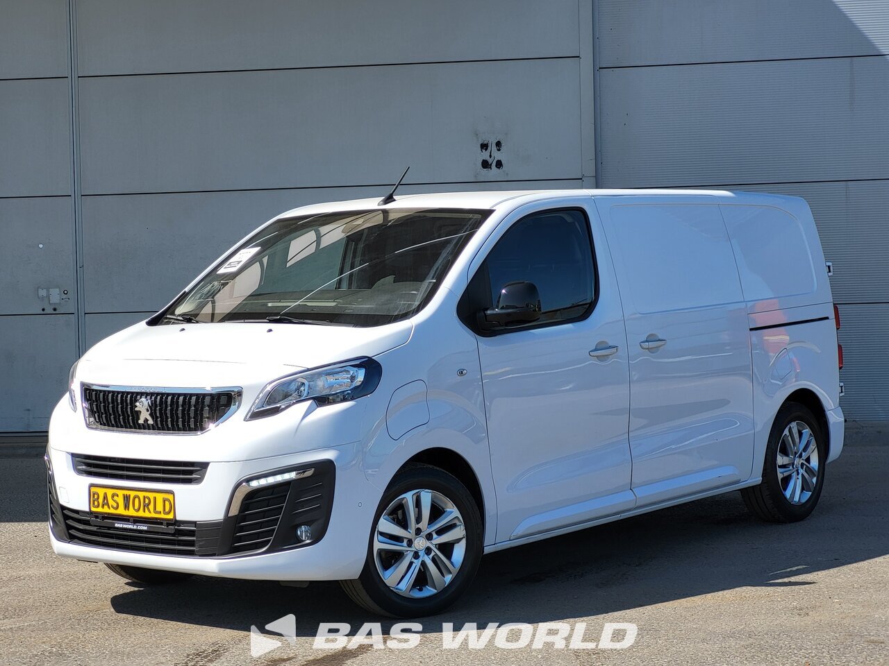 Front left : Peugeot Expert 136PK Fourgons utilitaires