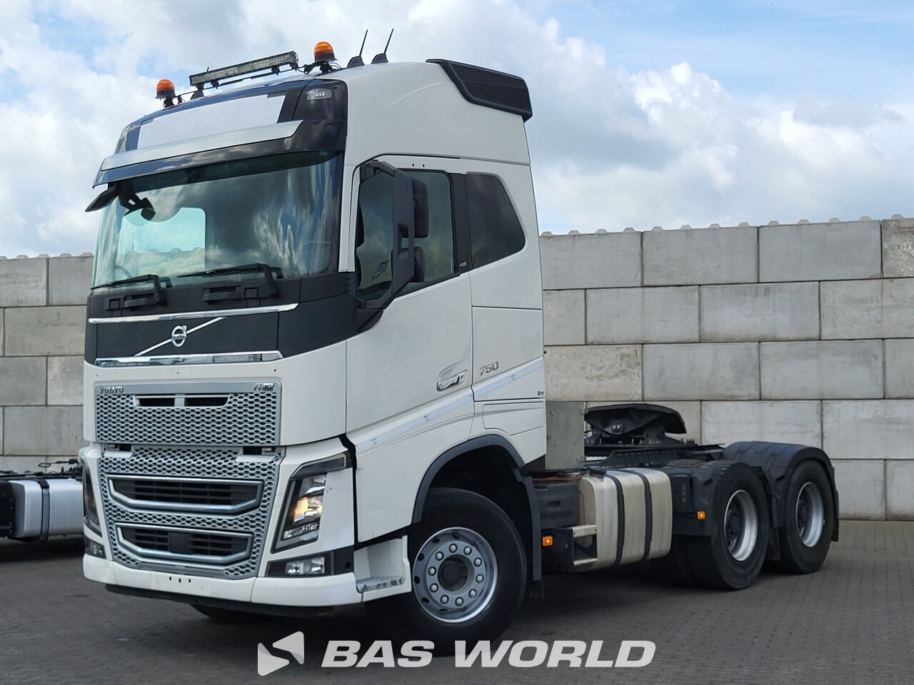 Front left : Volvo FH16 750 6X4 Tracteur routier