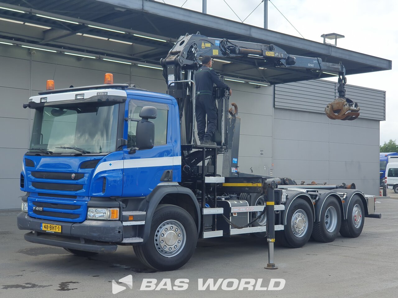 Front left : Scania P410 8X2 VDL type: S-30-6400 camion à bras