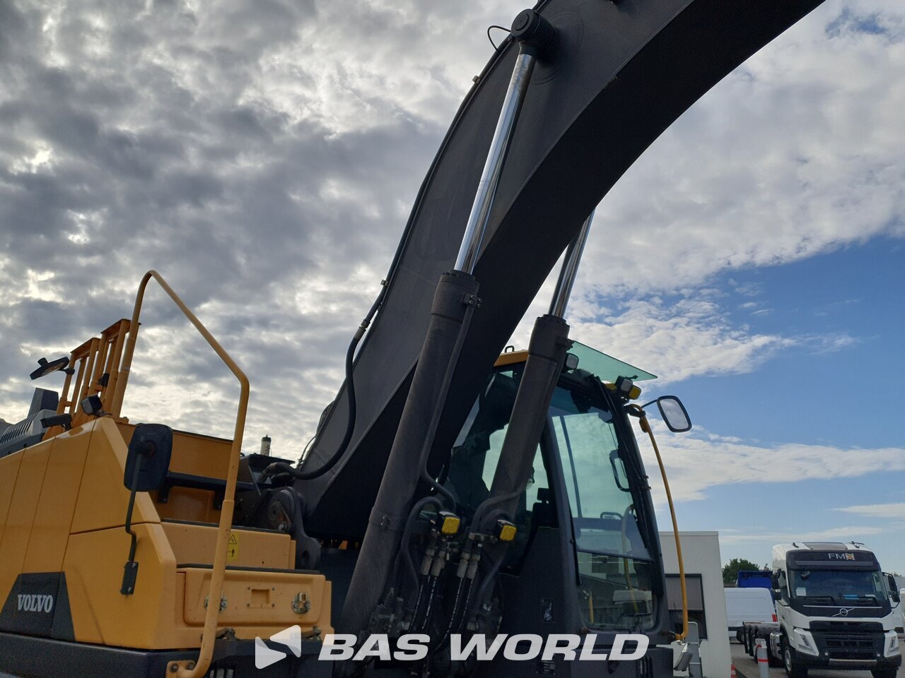 Other : Volvo EC300 E L Pelle sur chenilles