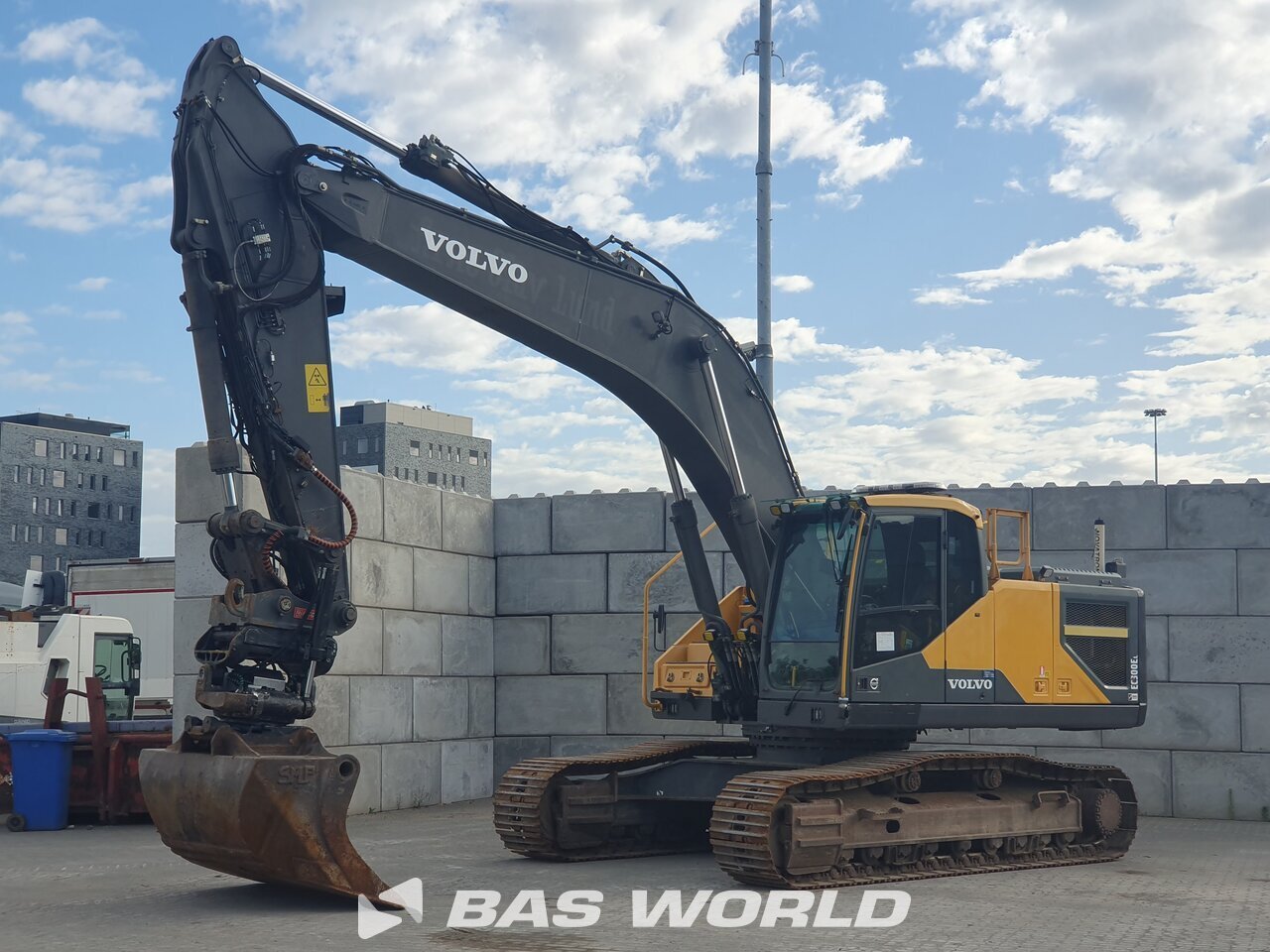 Front left : Volvo EC300 E L Pelle sur chenilles