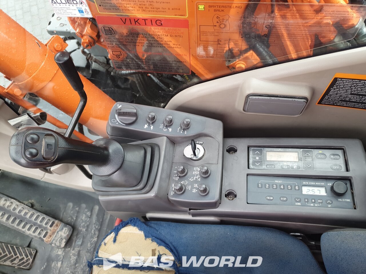 Other : Hitachi ZX140W -3 Pelle sur pneus