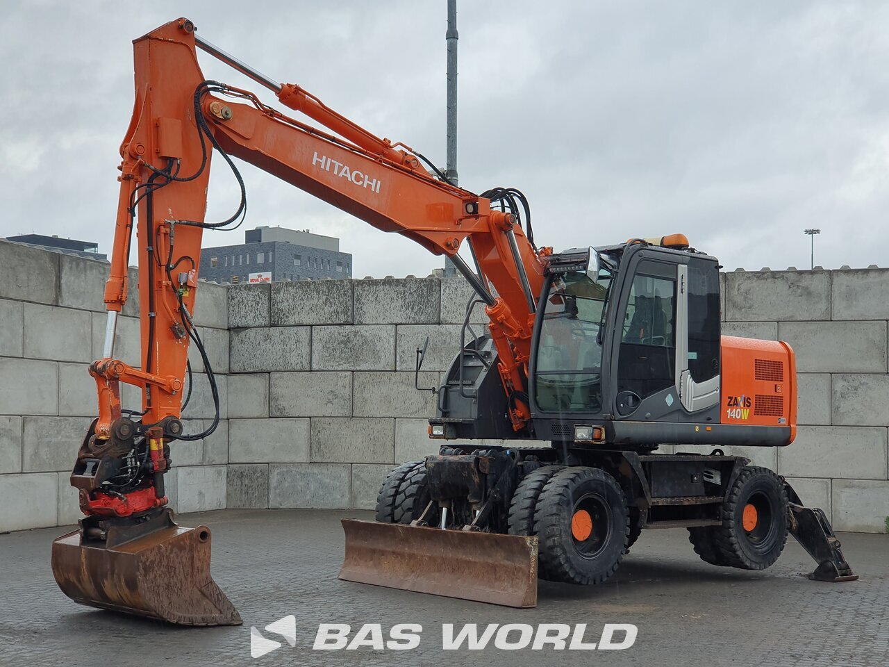 Front left : Hitachi ZX140W -3 Pelle sur pneus