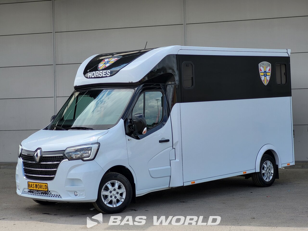 Front left : Renault Master 165PK Camion chevaux