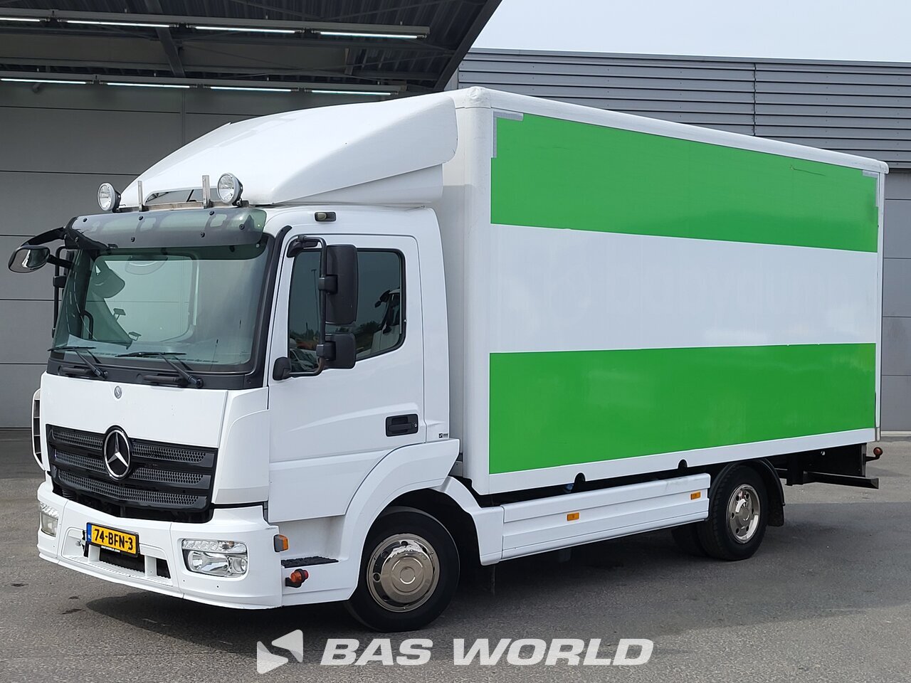 Front left : Mercedes Atego 816 4X2 Karhof Carrosseries fourgons