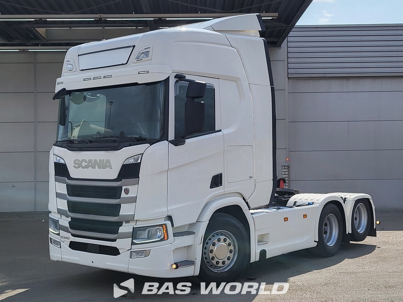 Front left : Scania R540 6X2 Tracteur routier