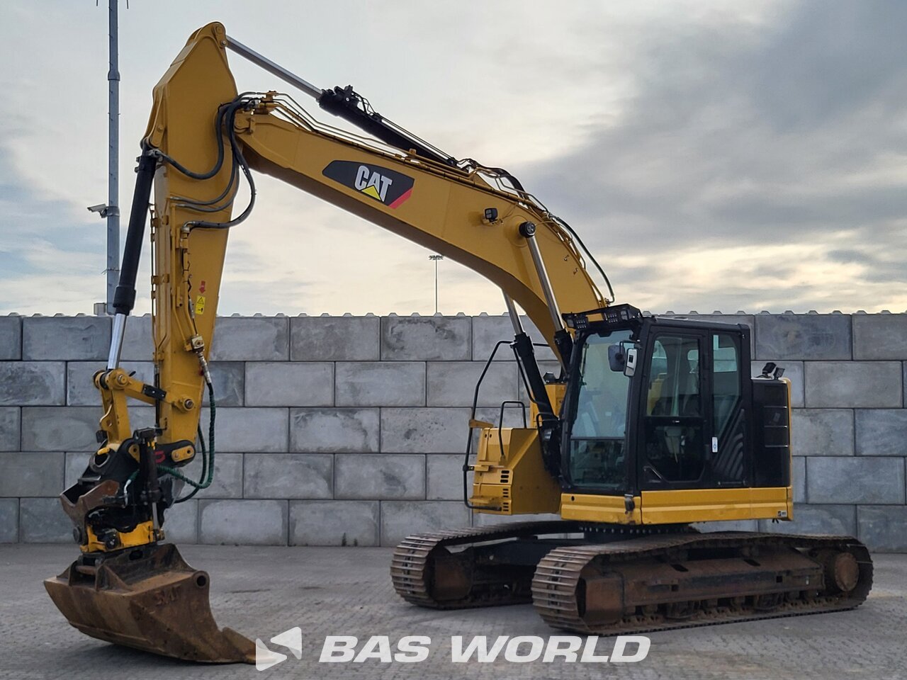Front left : Caterpillar 325 FL CR Pelle sur chenilles