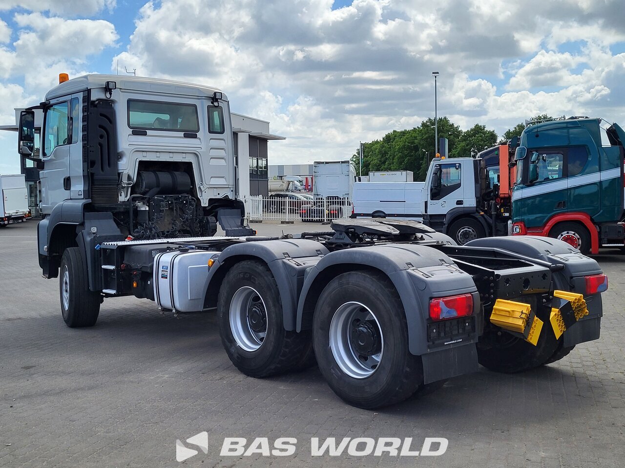 Back left : MAN TGS 33.510 6X4 Tracteur routier