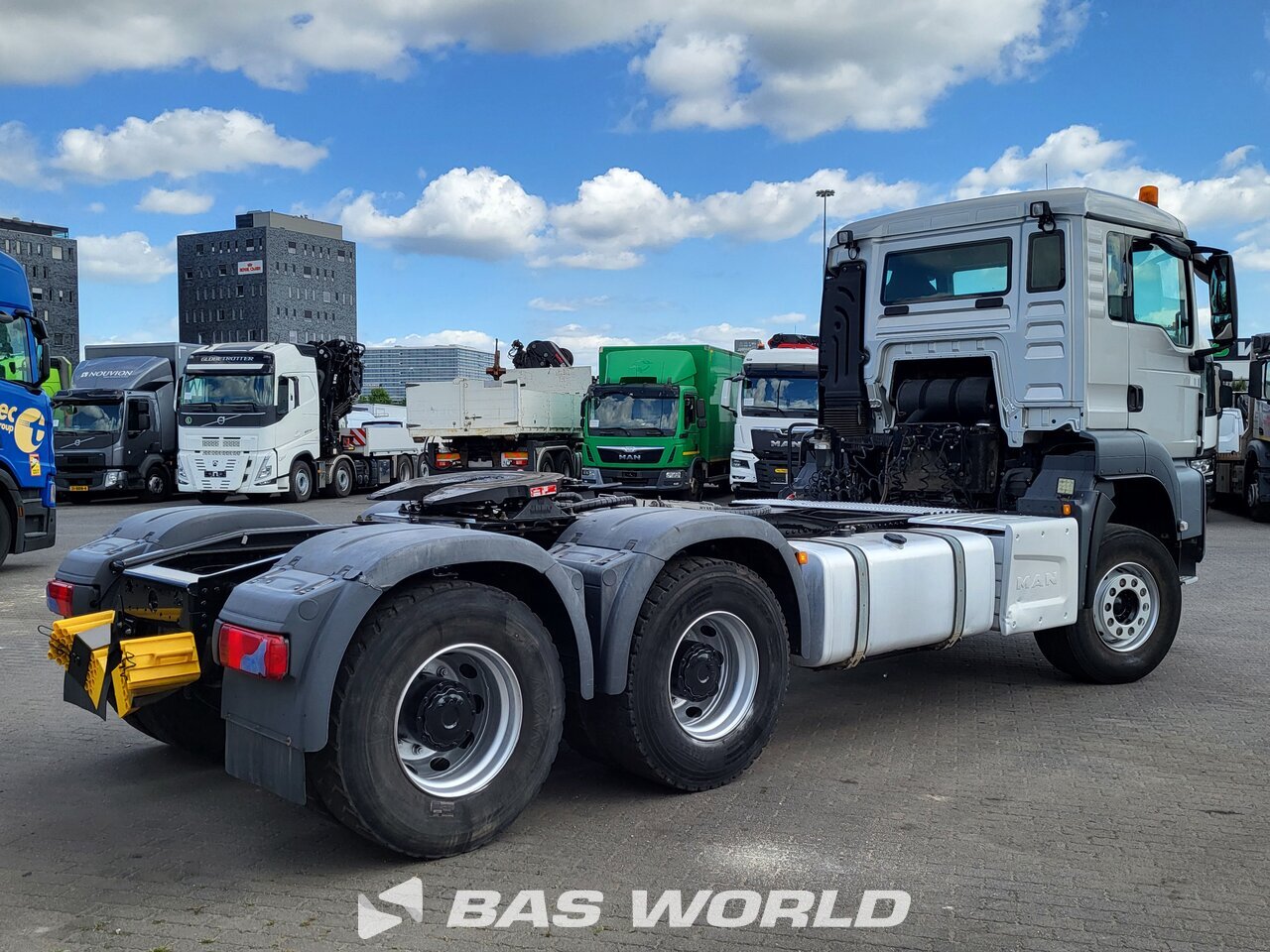 Back right : MAN TGS 33.510 6X4 Tracteur routier