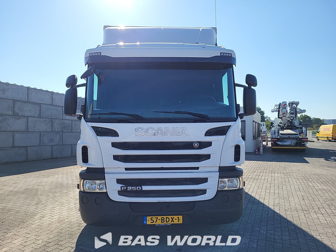 Front right : Scania P250 4X2 Carrosseries fourgons