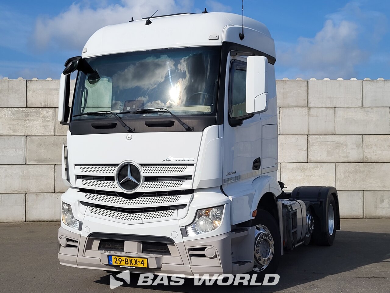 Front left : Mercedes Actros 2343 6X2 Tracteur routier
