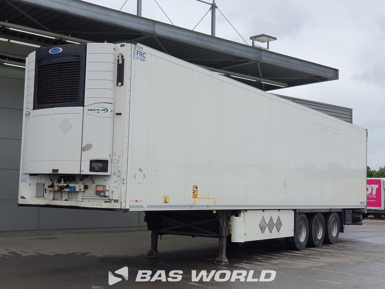 Front left : Schmitz SCB*S3B Semi-remorque frigorifique