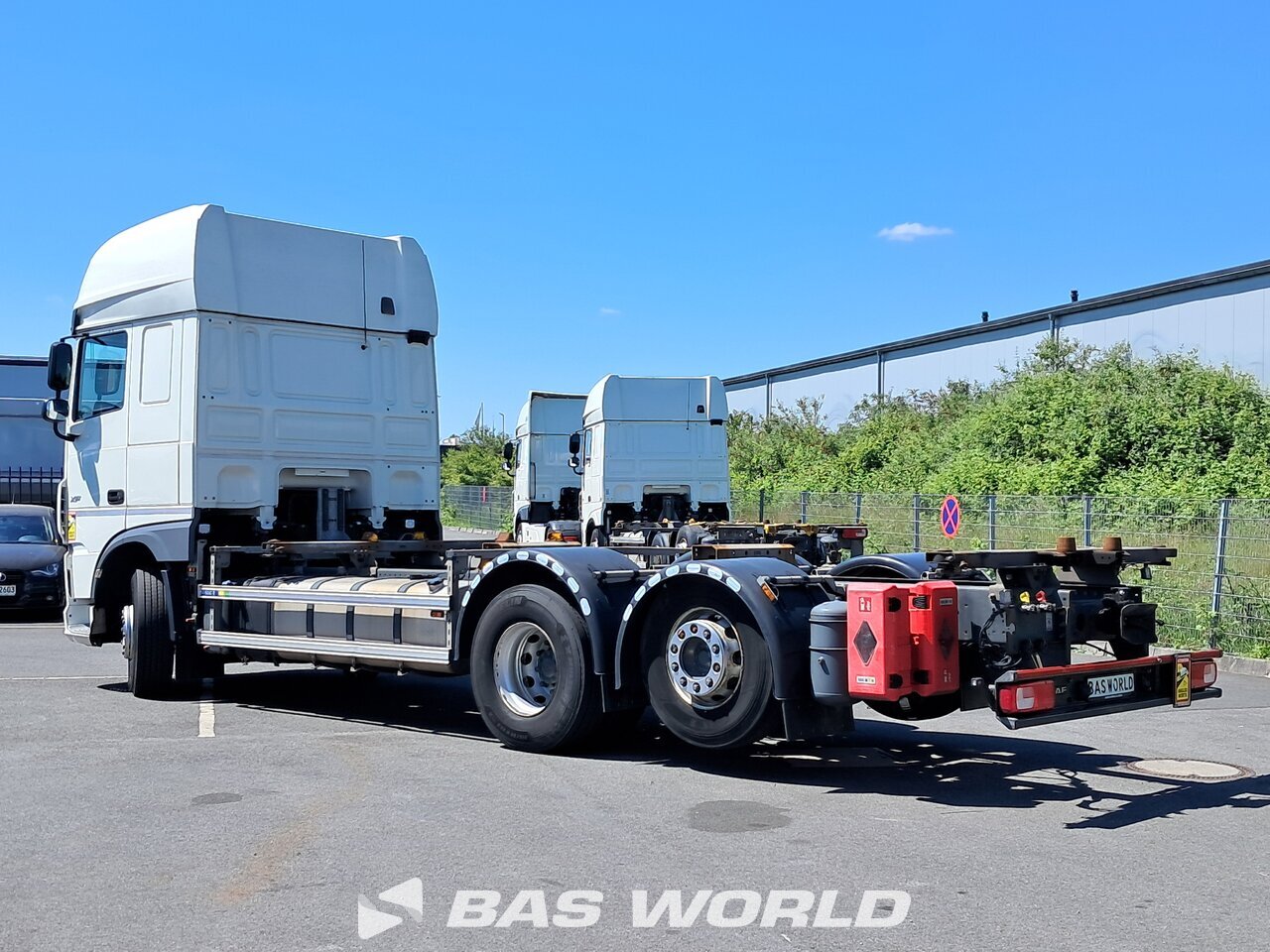 Back left : DAF XF 450 6X2 SGD Camion à Caisse Mobile