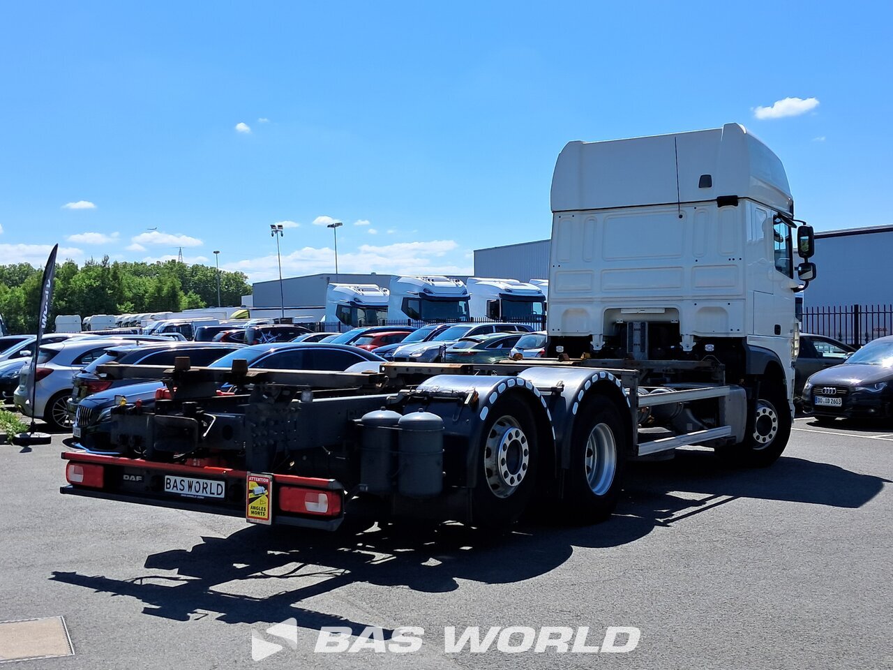 Back right : DAF XF 450 6X2 SGD Camion à Caisse Mobile
