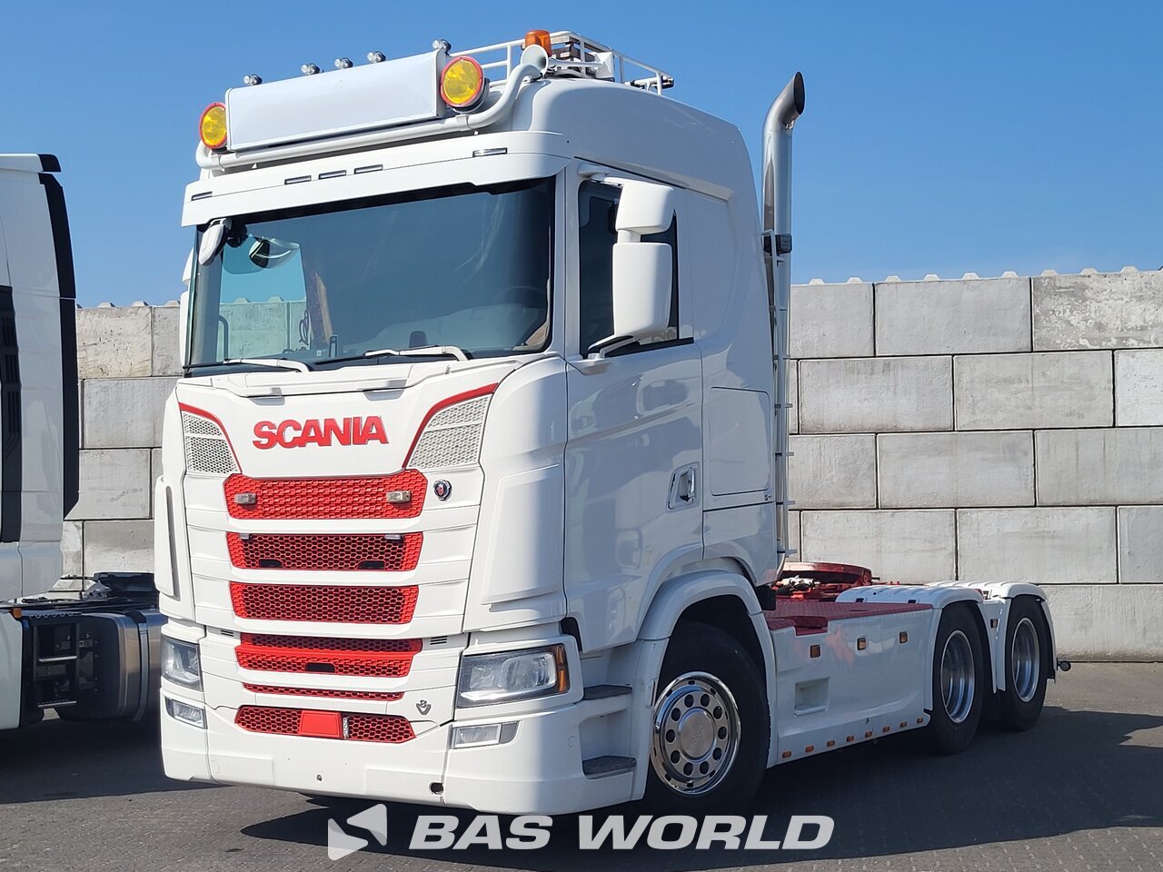 Front left : Scania S650 6X4 Tracteur routier