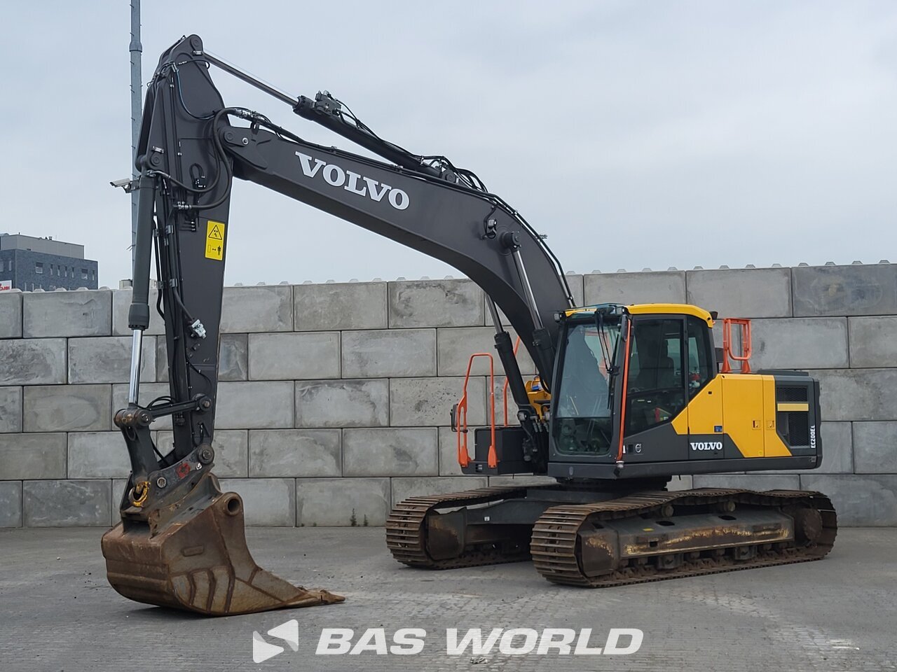 Front left : Volvo EC200 E L Pelle sur chenilles