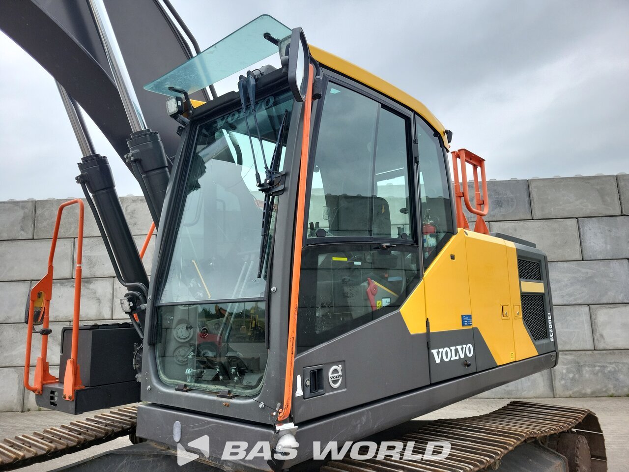 Other : Volvo EC200 E L Pelle sur chenilles