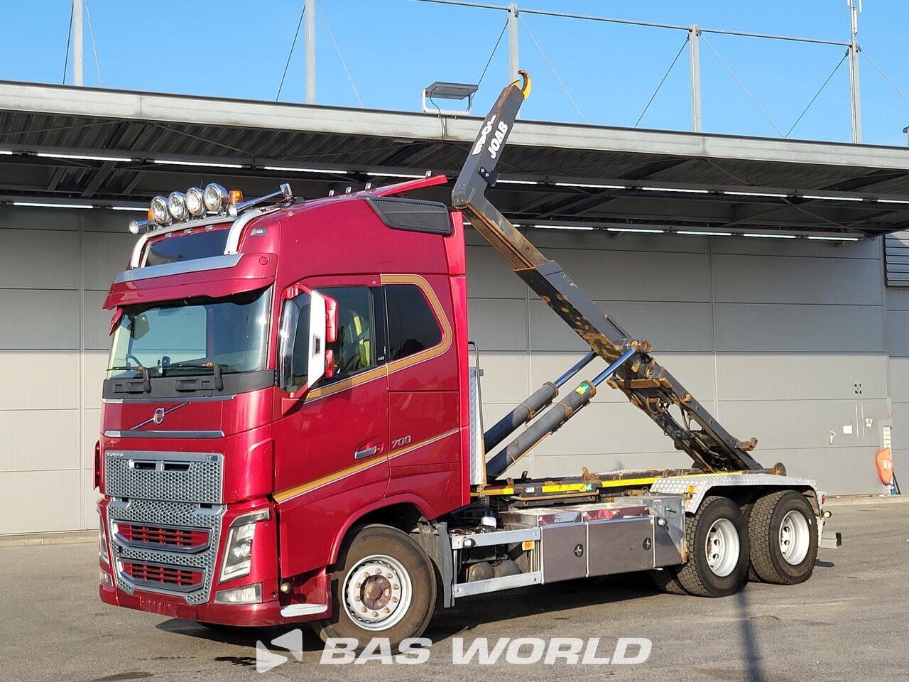 Front left : Volvo FH16 700 6X4 Joab camion à bras