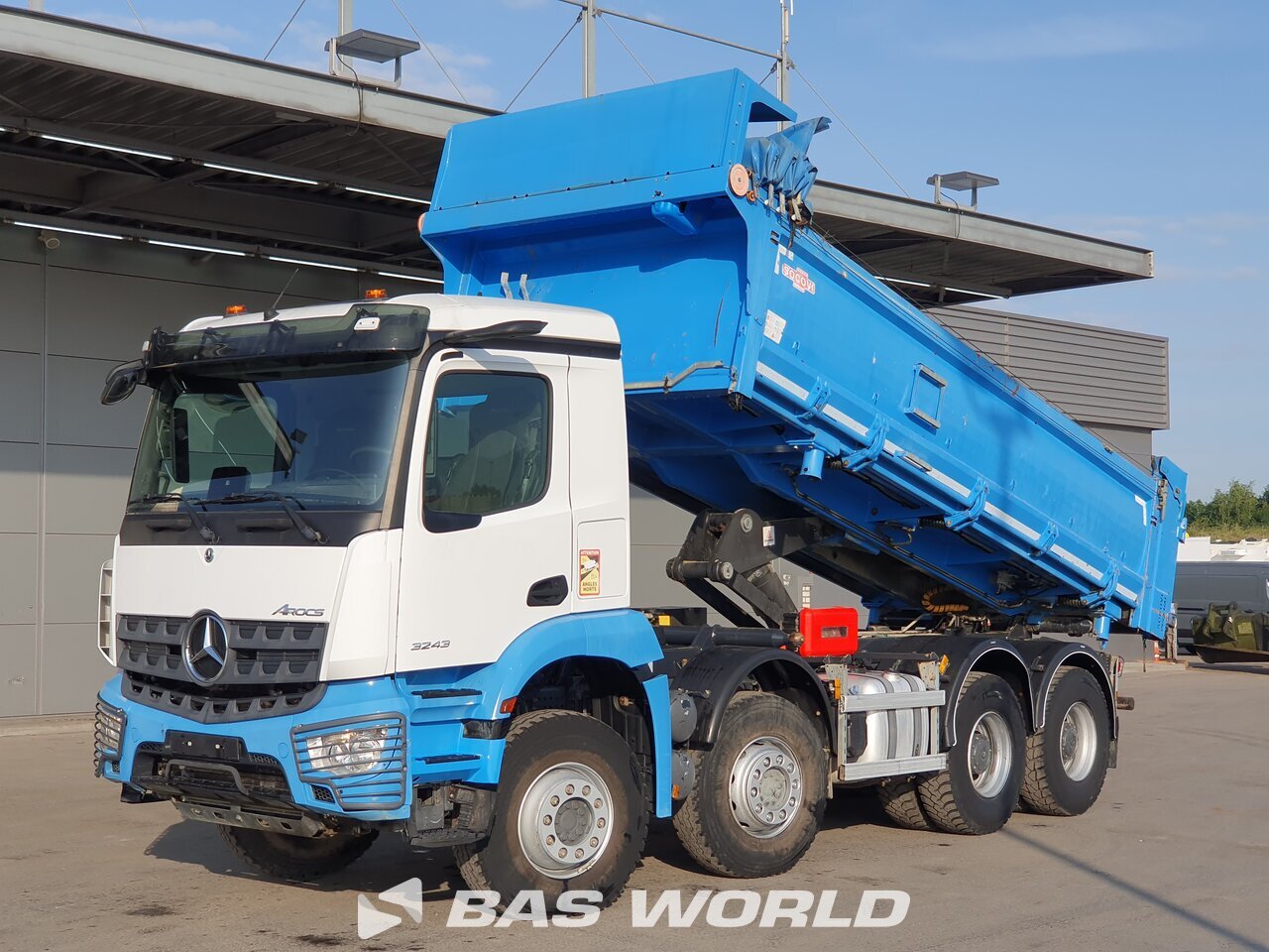 Front left : Mercedes Arocs 3243 8X4 Socovi Camion Benne