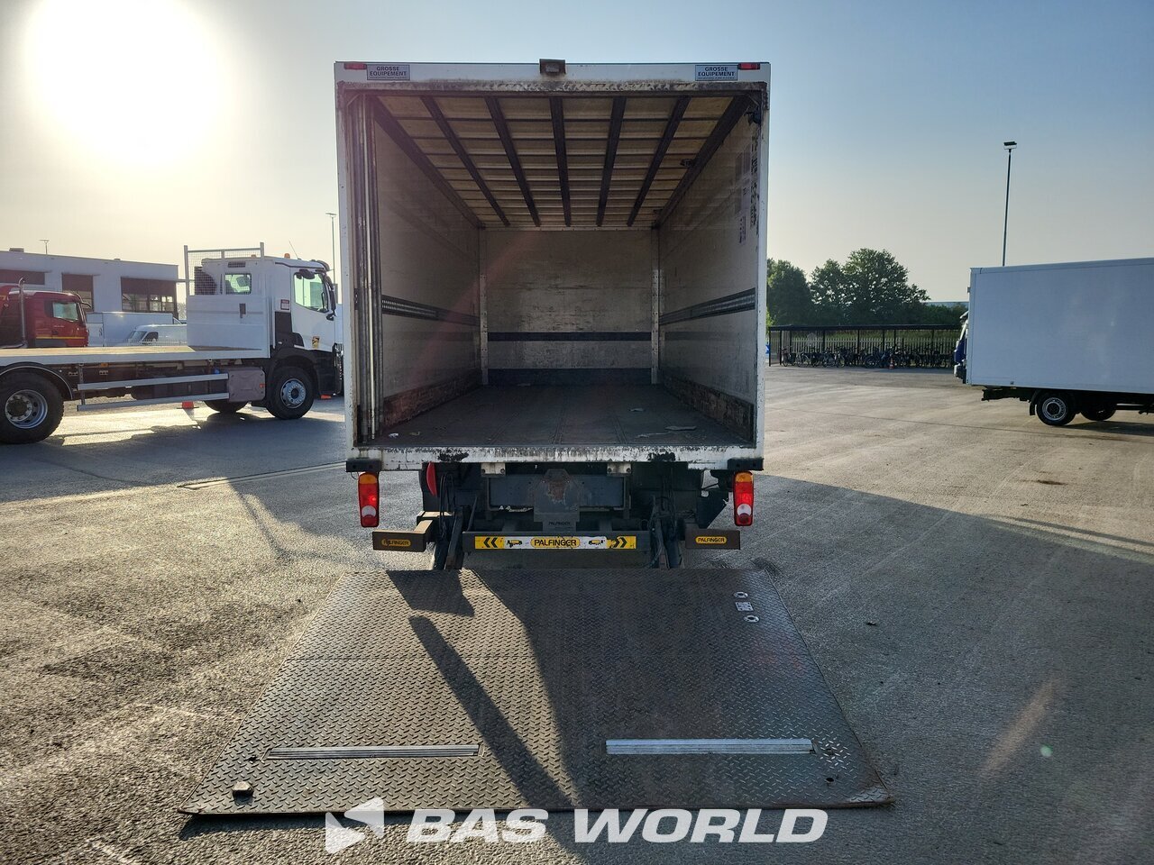 Other : Renault D 240 4X2 Grosse Carrosseries fourgons