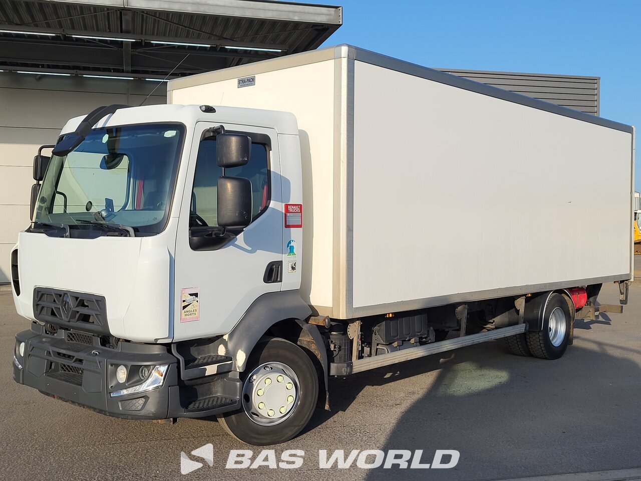 Front left : Renault D 240 4X2 Grosse Carrosseries fourgons