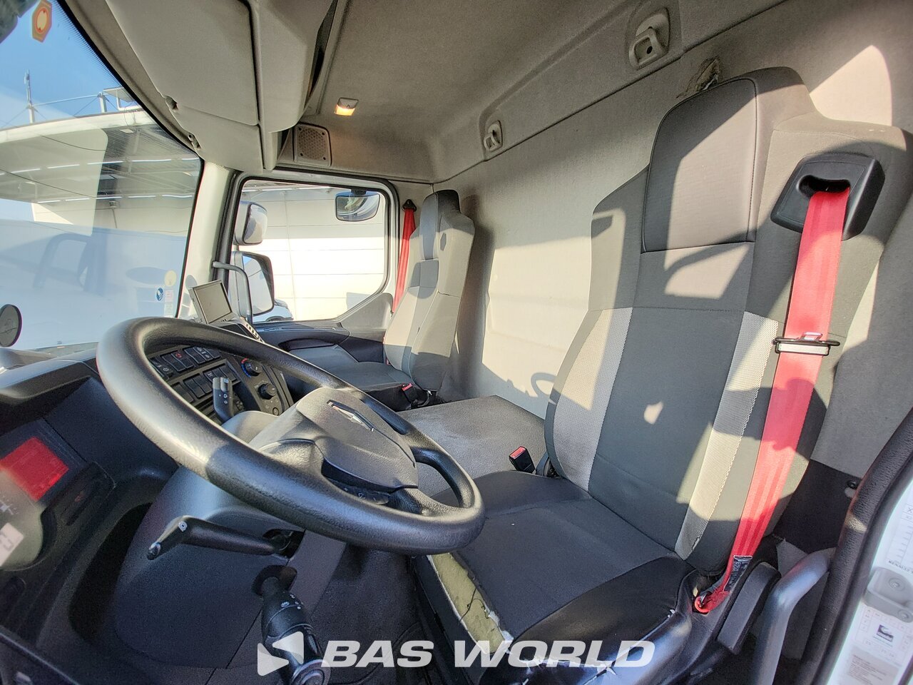 Other : Renault D 240 4X2 Grosse Carrosseries fourgons