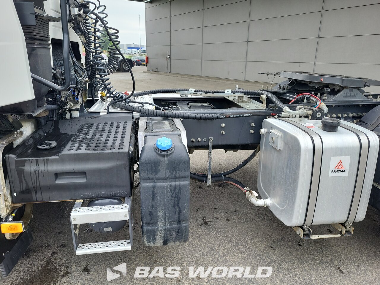 Left : Renault C 440 4X2 Tracteur routier