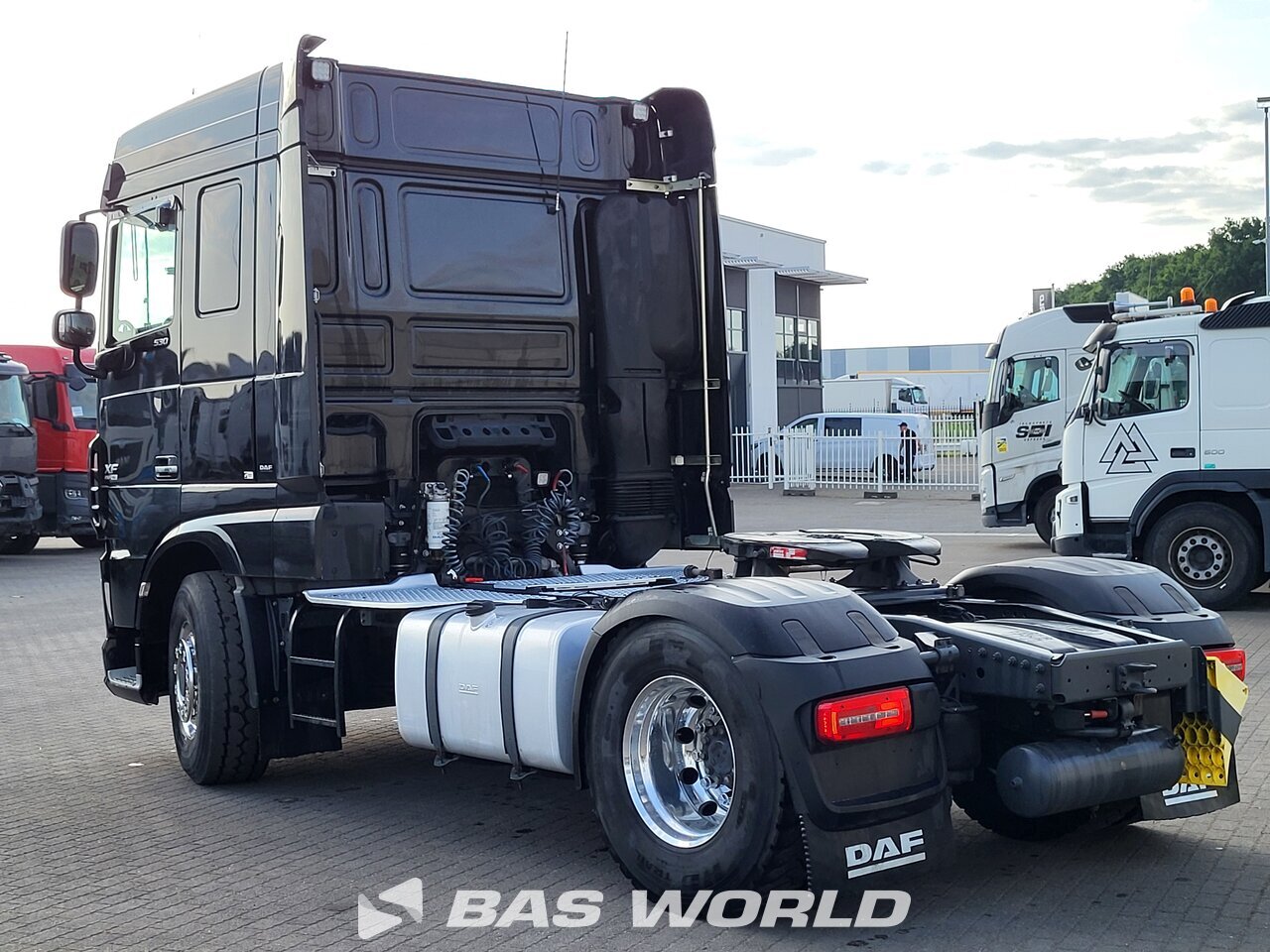 Back left : DAF XF 530 4X4 Tracteur routier