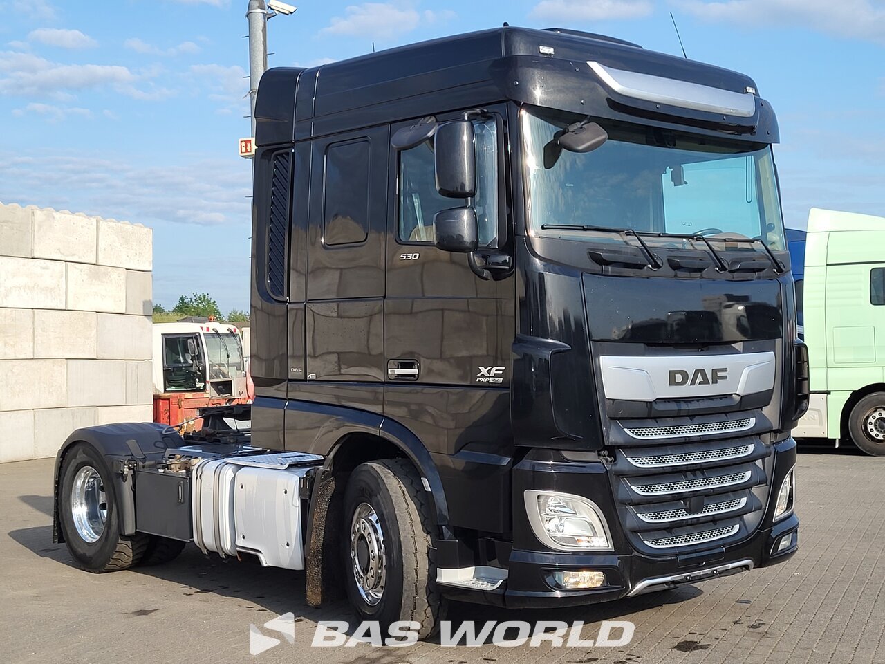 Front right : DAF XF 530 4X4 Tracteur routier