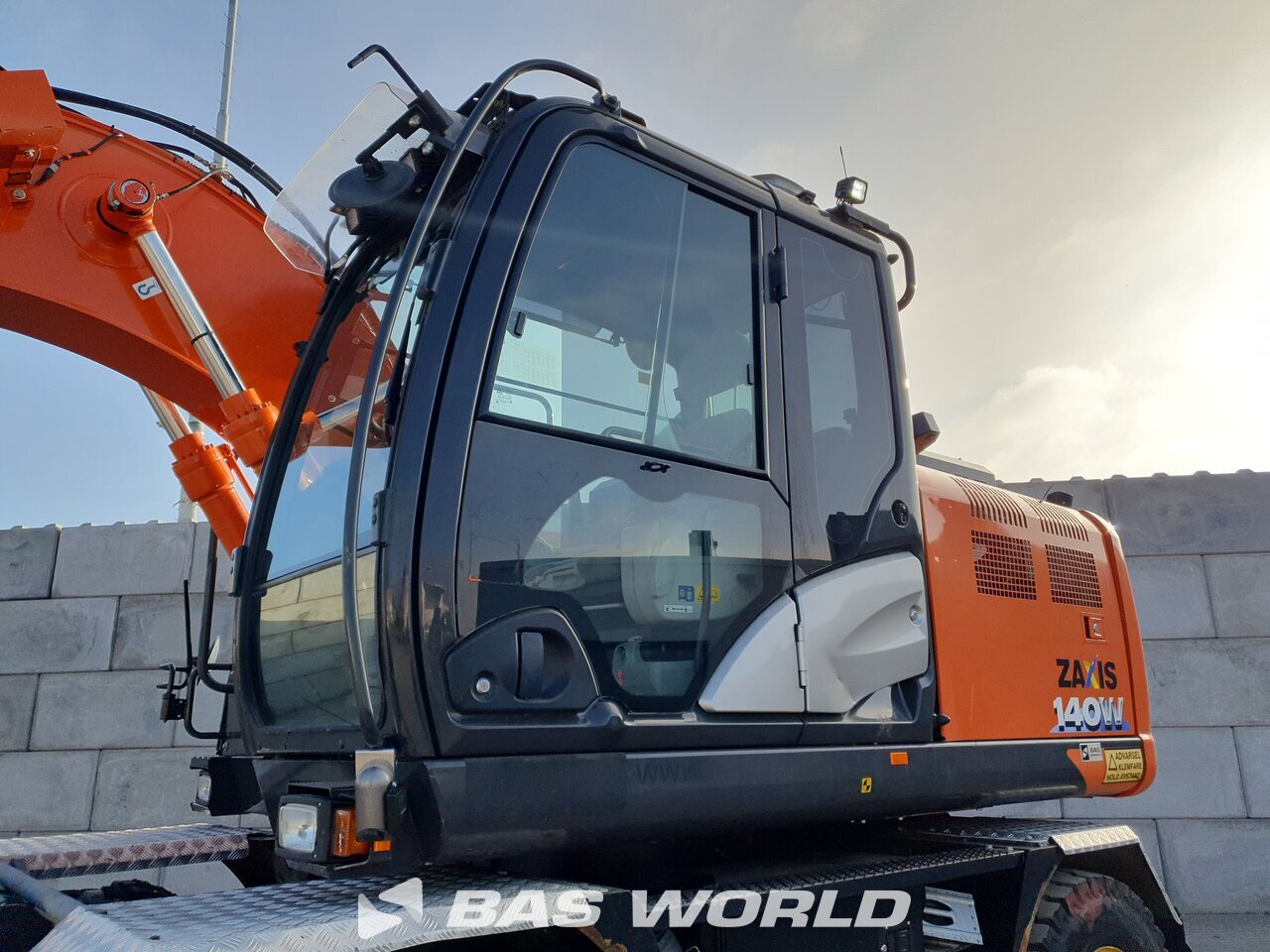 Other : Hitachi ZX140W -6 Pelle sur pneus