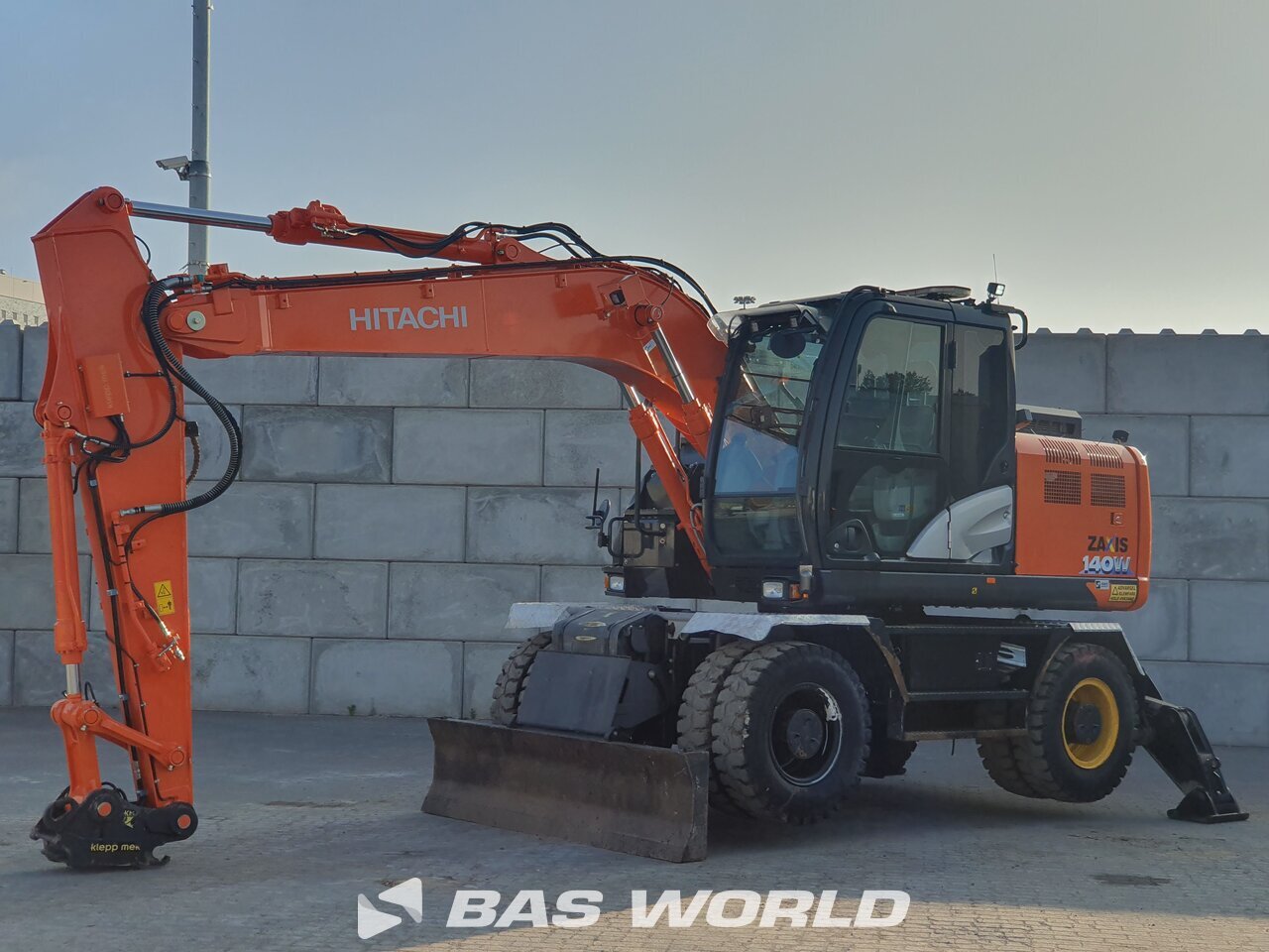 Front left : Hitachi ZX140W -6 Pelle sur pneus