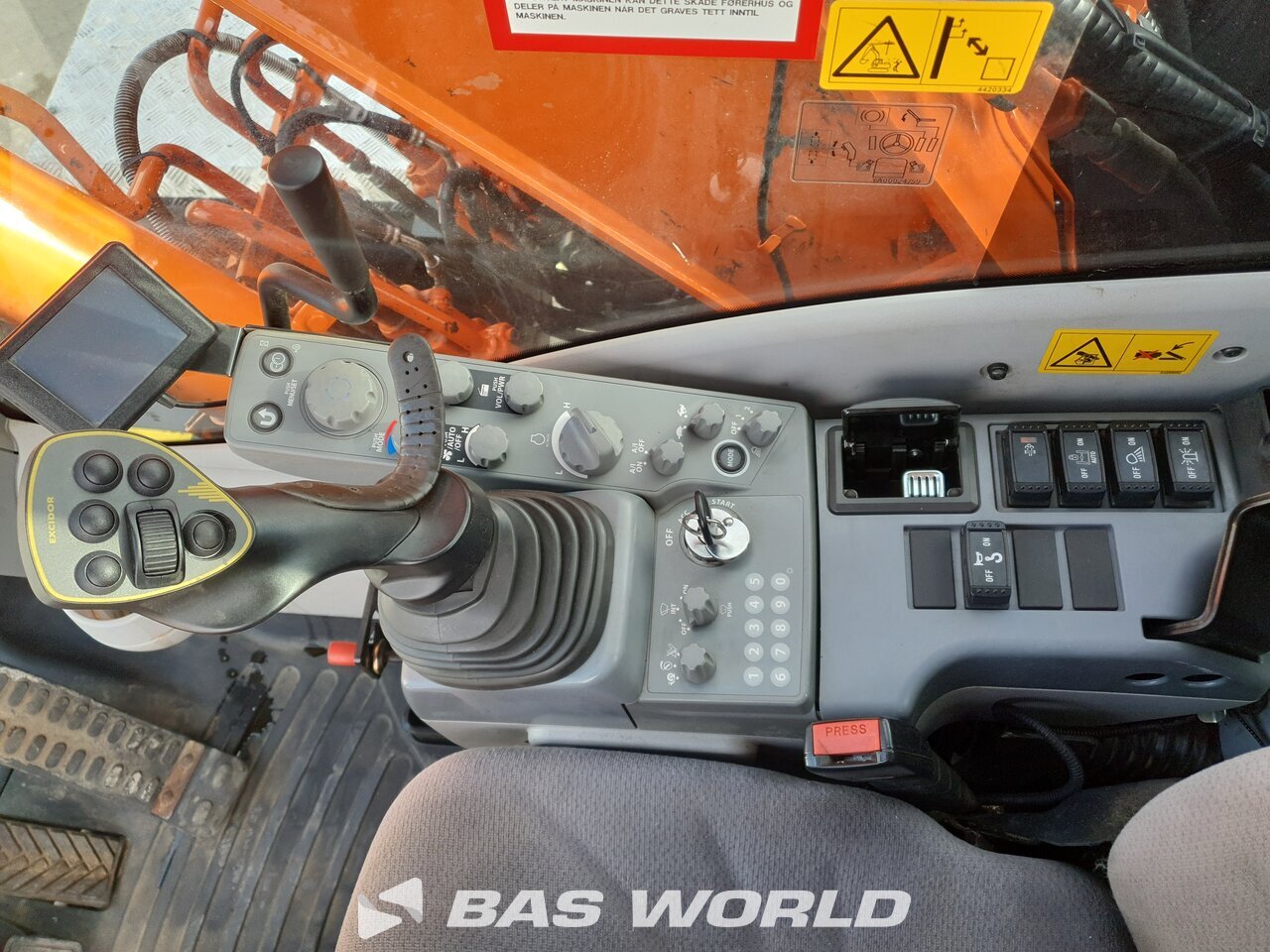 Other : Hitachi ZX140W -6 Pelle sur pneus