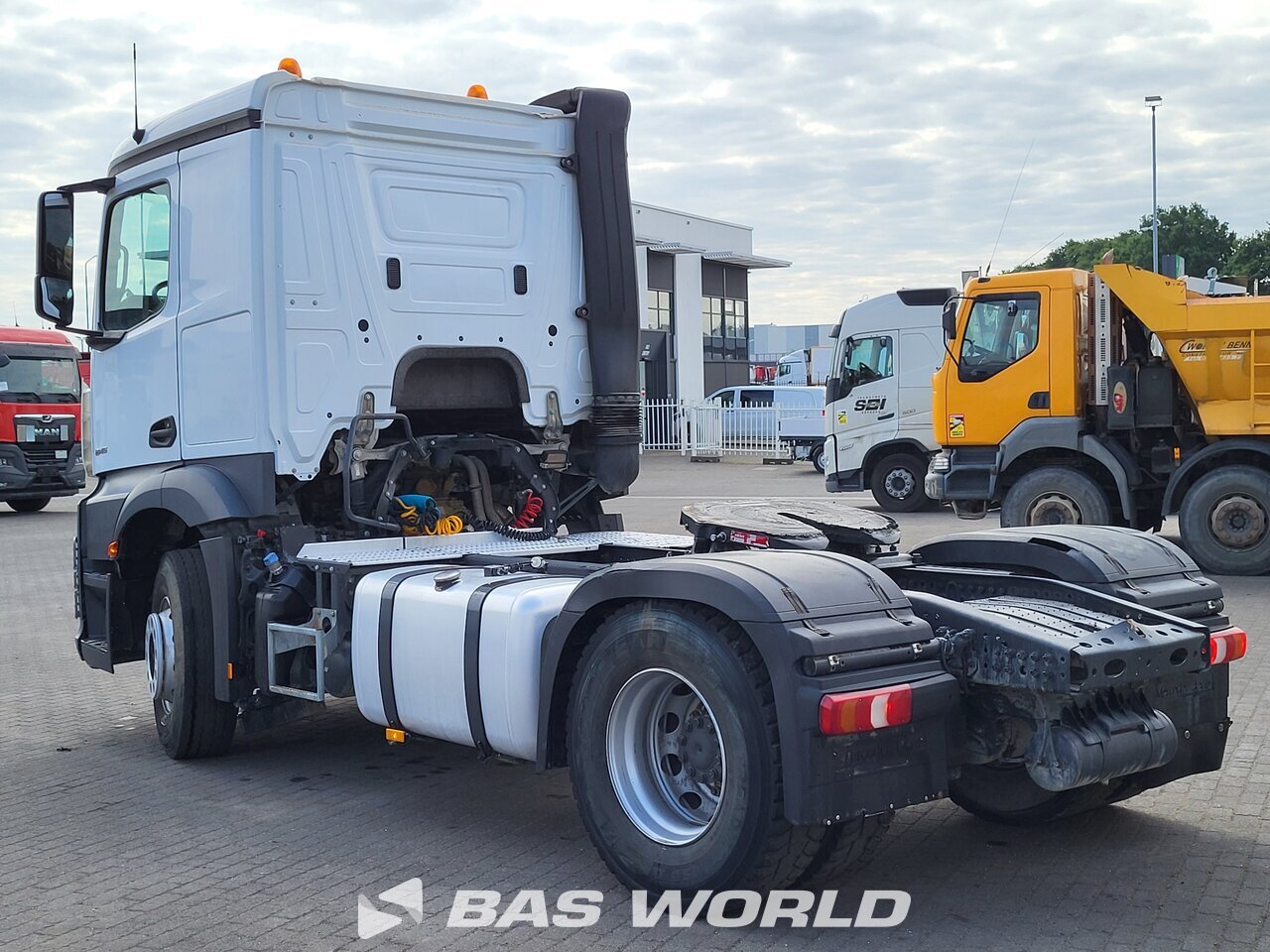 Back left : Mercedes Actros 1845 4X2 Tracteur routier