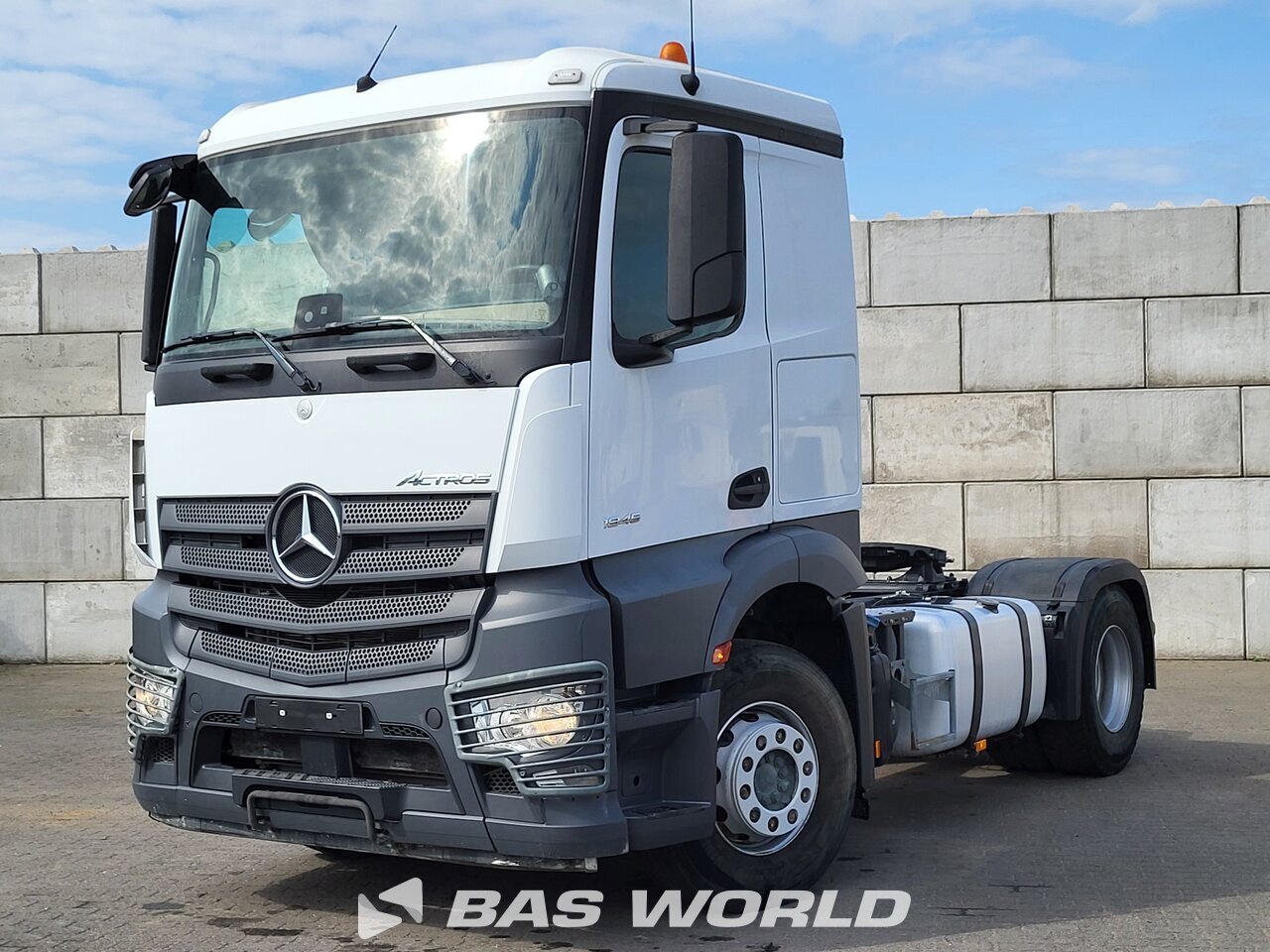 Front left : Mercedes Actros 1845 4X2 Tracteur routier