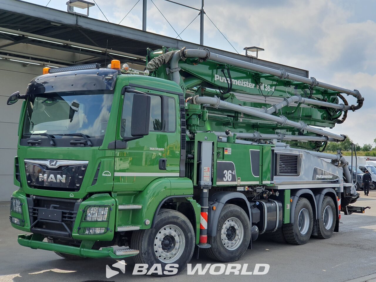 Front left : MAN TGS 37.460 8X4 Putzmeister Type: M36-4 Pompe à béton