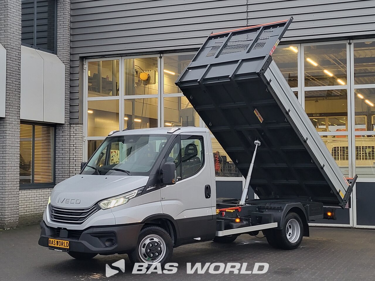 Front left : Iveco Daily 35C21 Ouvert