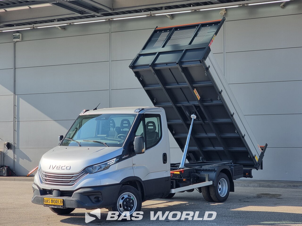 Front left : Iveco Daily 35C21 Ouvert