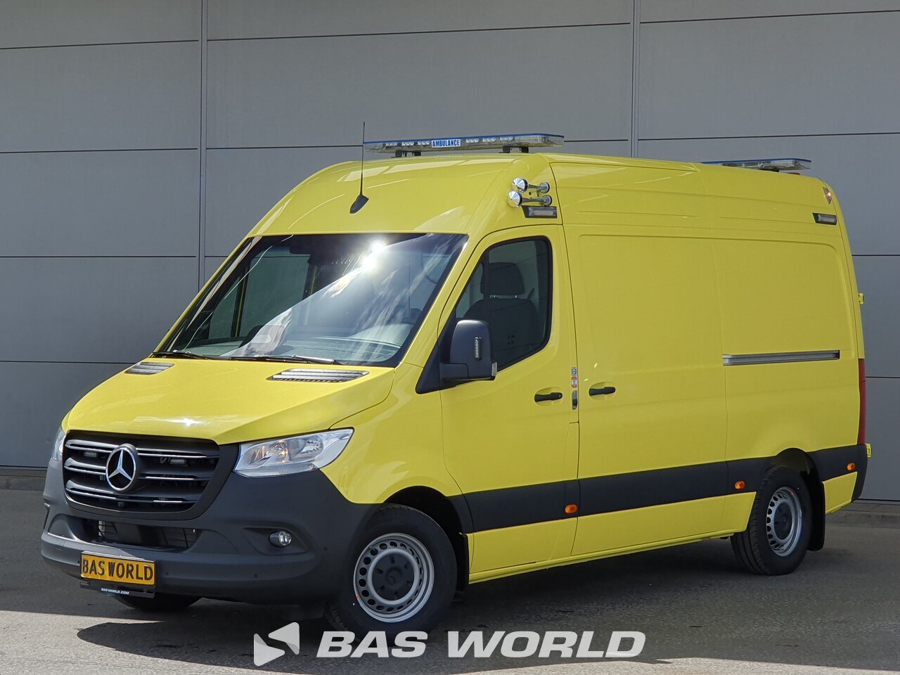 Front left : Mercedes Sprinter 319 CDI Ambulance