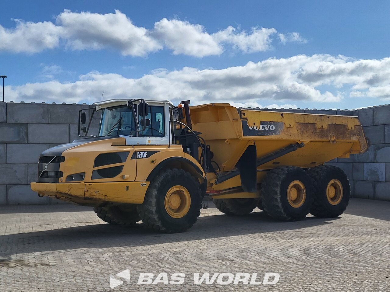 Front left : Volvo A30 F Tombereau