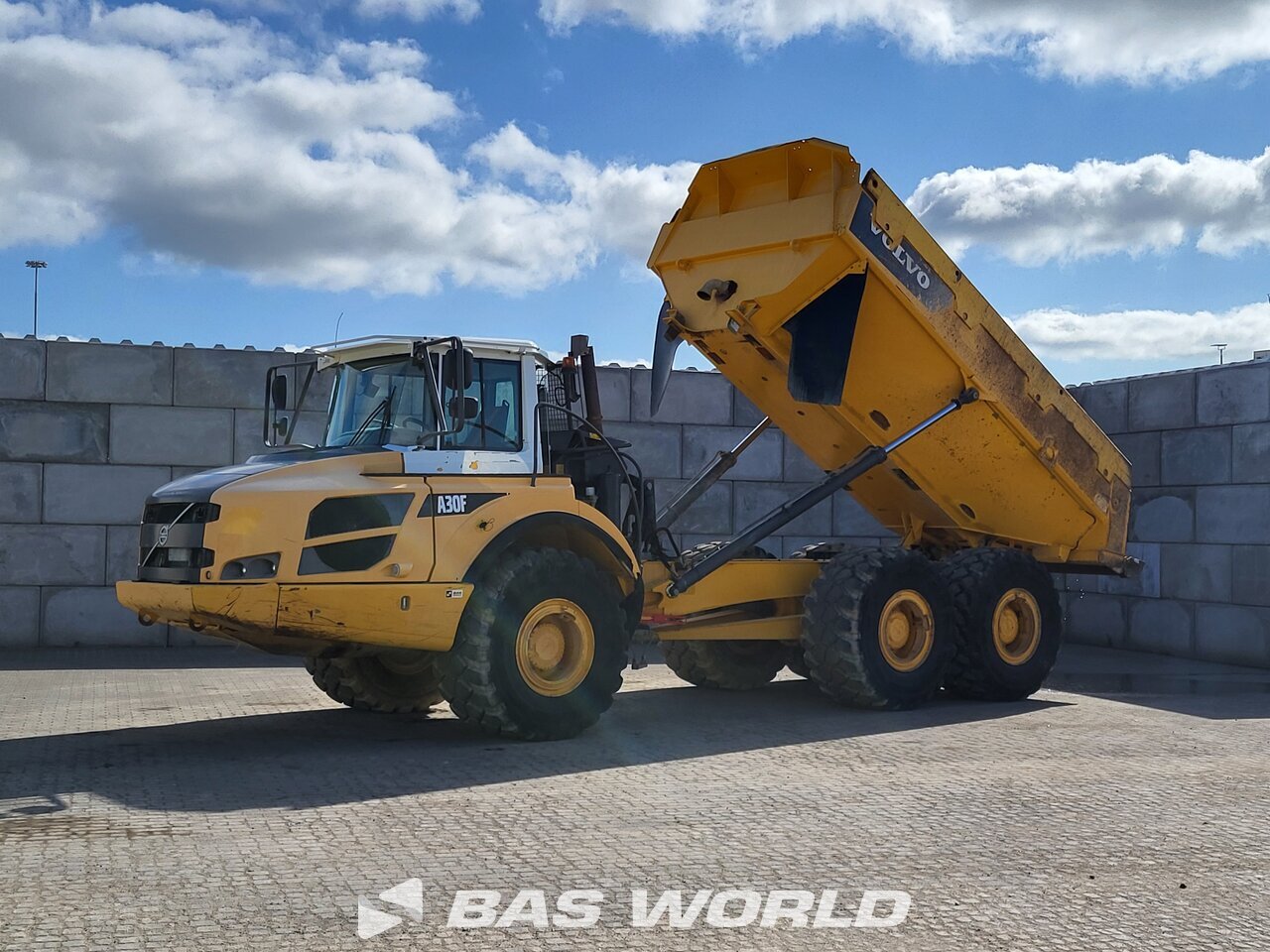 Front left : Volvo A30 F Tombereau