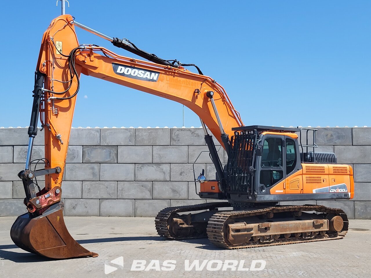 Front left : Doosan DX300 LC-5 Pelle sur chenilles