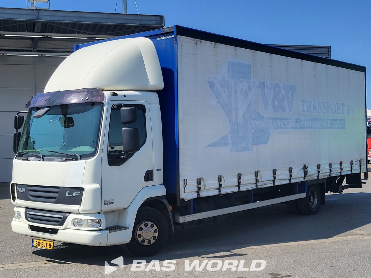 Front left : DAF LF45.220 4X2 Veekemans Camion rideaux coulissants