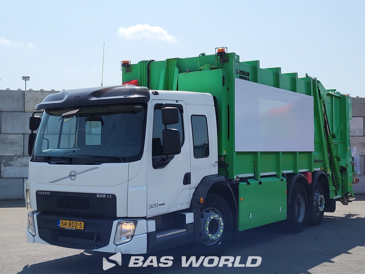 Front left : Volvo FE 320 6X2 Zoeller. Type: MEDXL0A Camion d'ordures