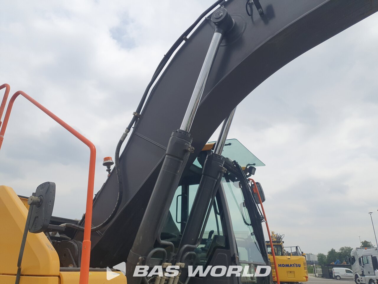 Other : Volvo EC220 E L Pelle sur chenilles
