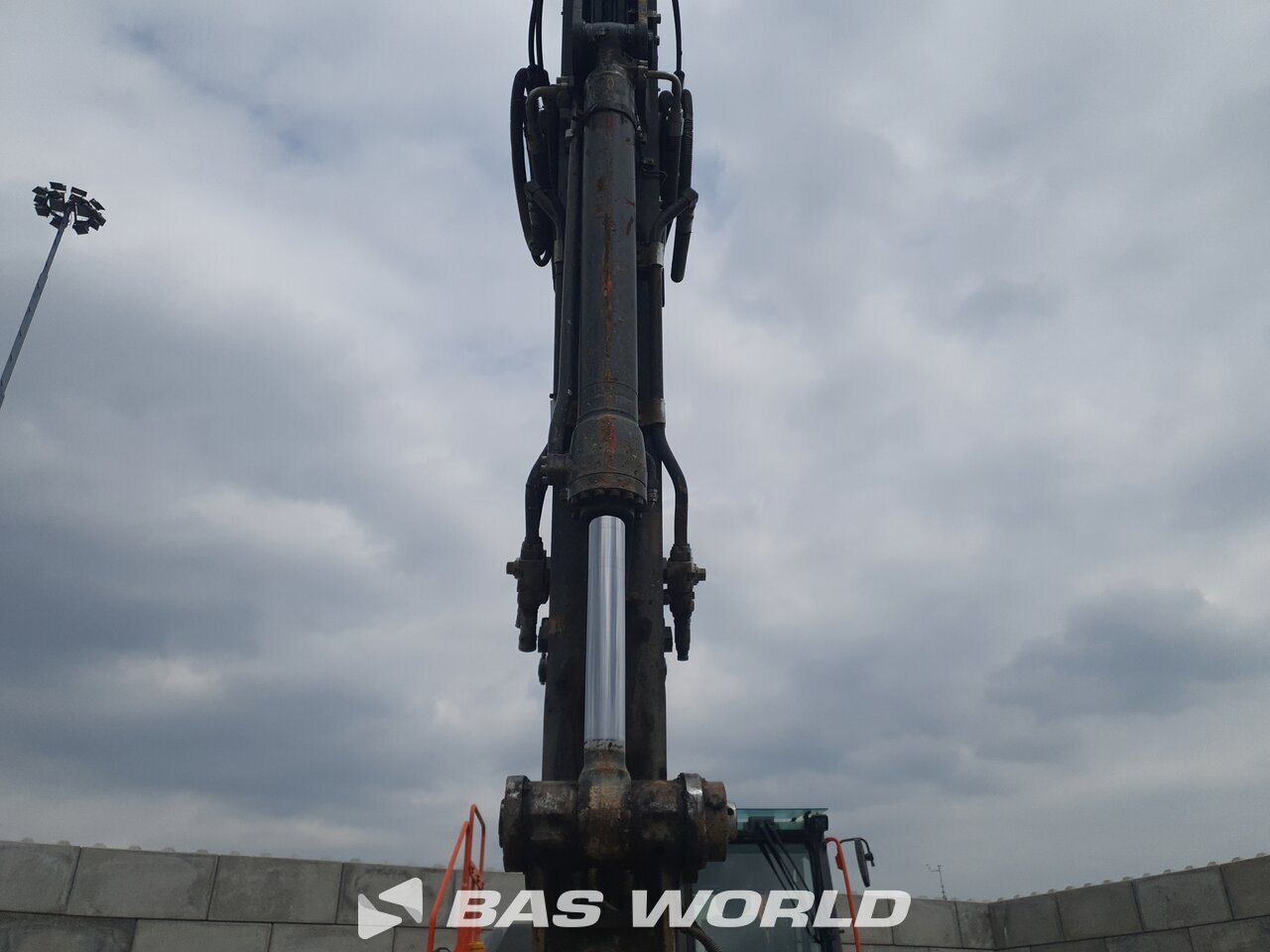 Other : Volvo EC220 E L Pelle sur chenilles