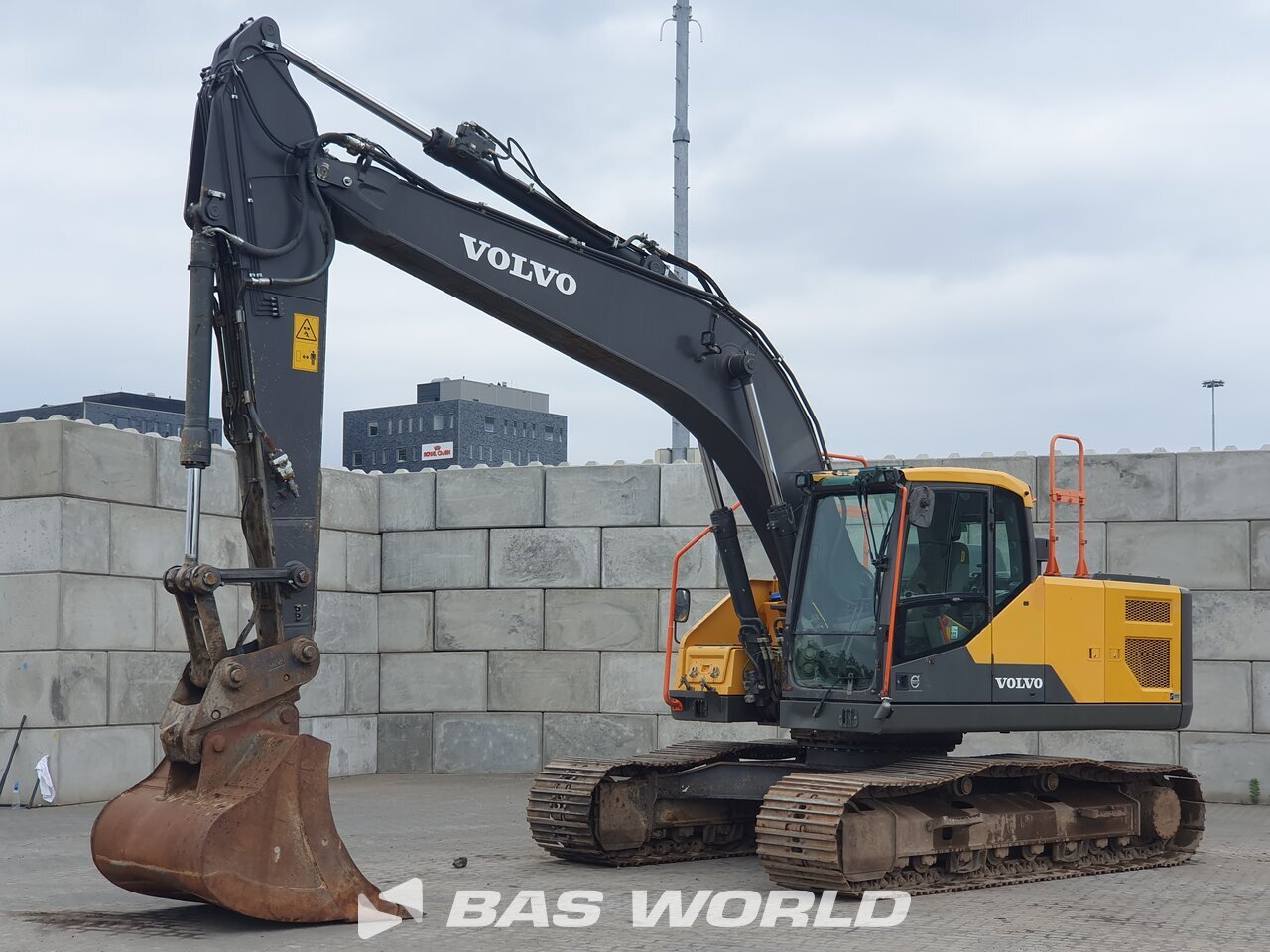 Front left : Volvo EC220 E L Pelle sur chenilles